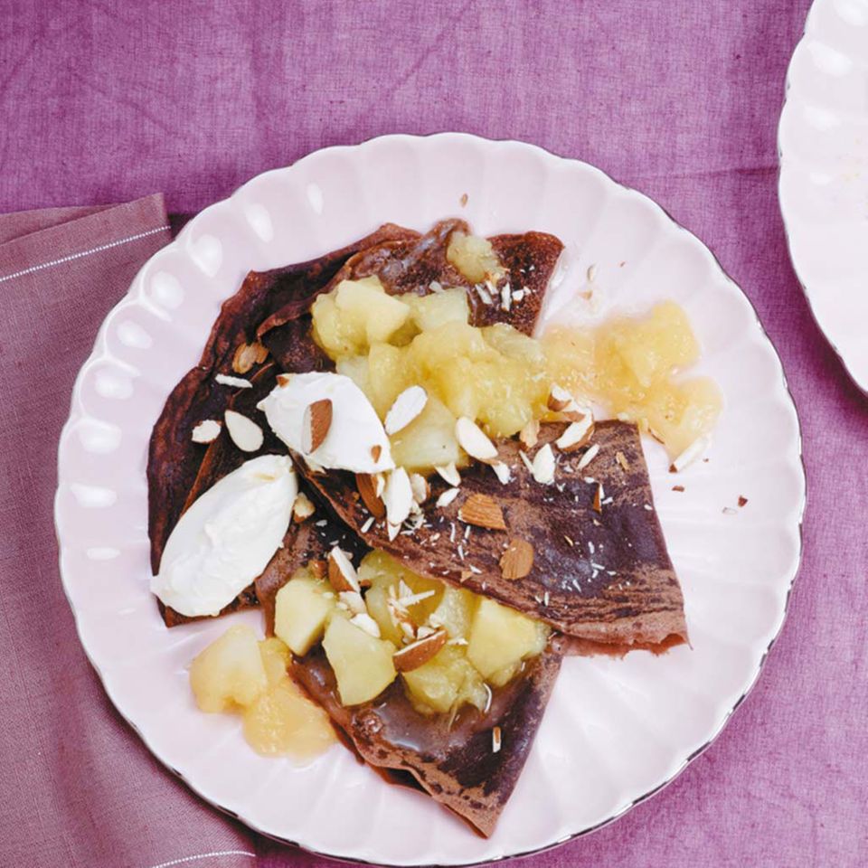 Schoko-Crêpes mit Amaretto-Apfelkompott