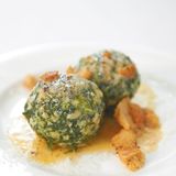 Spinatknödel mit Brotbutter