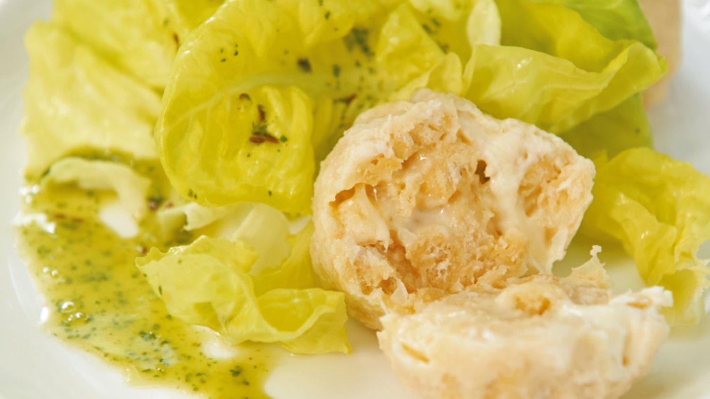 Käseknödel mit Kopfsalat Rezept