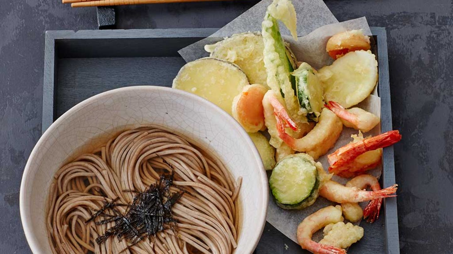 Soba-Nudel-Suppe mit Gemüse- und Garnelen-Tempura Rezept