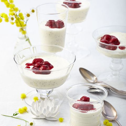 Mohn-Panna-cotta mit Holunderblüten