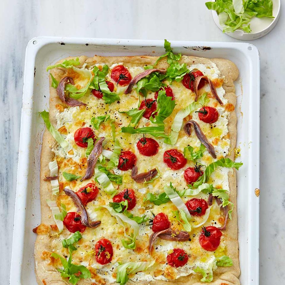 Pizza Bianca Mit Scamorza Kirschtomaten Und Endivie Rezept Essen Und Trinken