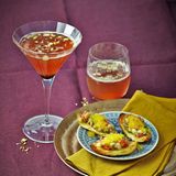 Kartoffelschiffchen mit Auberginen-Paprika-Salat und Saiblingskaviar