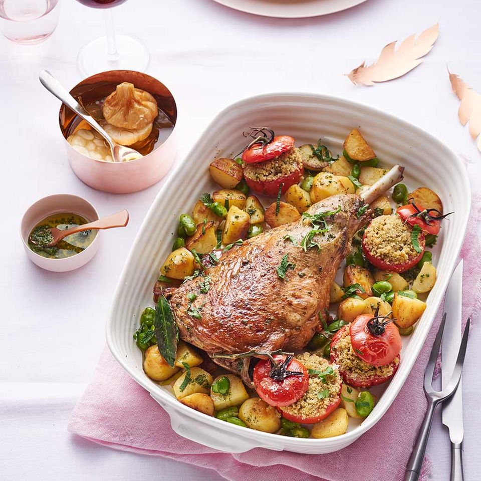 Kartoffelgemüse und gefüllte Tomaten