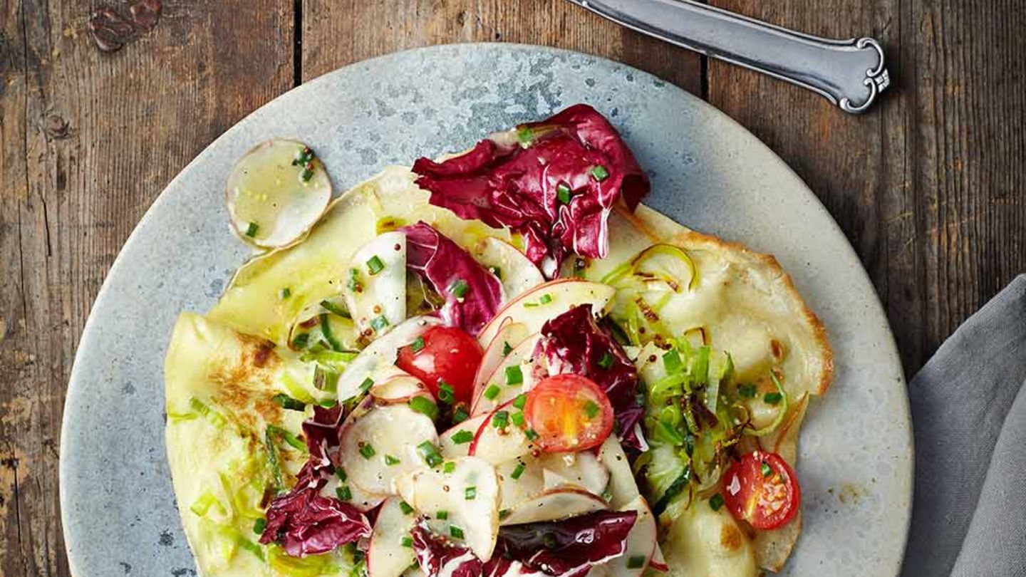 Lauchpfannkuchen mit Topinambur-Apfel-Salat Rezept
