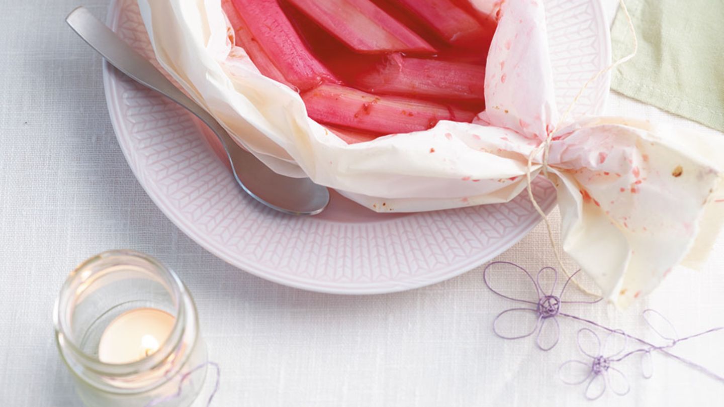 Rhabarber mit Himbeereis Rezept