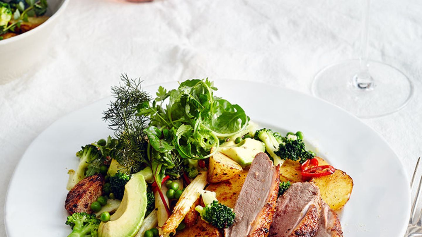 Lauwarmer Gemüsesalat mit Gewürzentenbrust Rezept