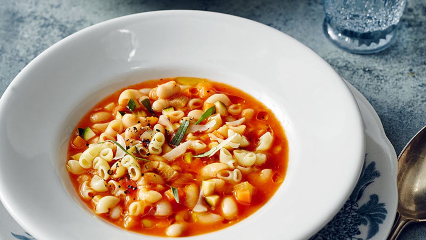 Nudeleintopf mit Bohnen, Zucchini und Rhabarber Rezept