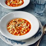 Nudeleintopf mit Bohnen, Zucchini und Rhabarber