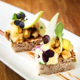 Tapas mit Apfel und Ziegenkäse