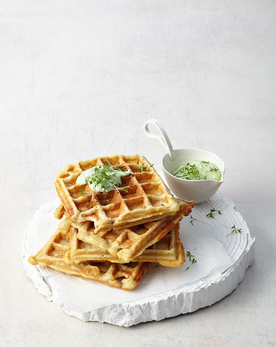 Kartoffelwaffeln mit Kräuterjoghurt Kartoffelwaffeln mit Kräuterjoghurt