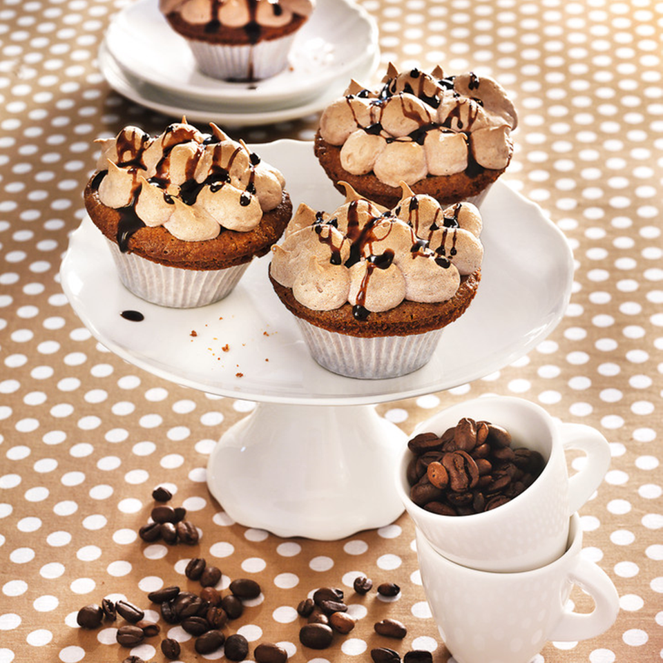 Schokoladen-Espresso-Cupcakes mit Schoko-Baiser und Orangennote
