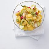 Kartoffelsalat mit Radieschen und Gurke