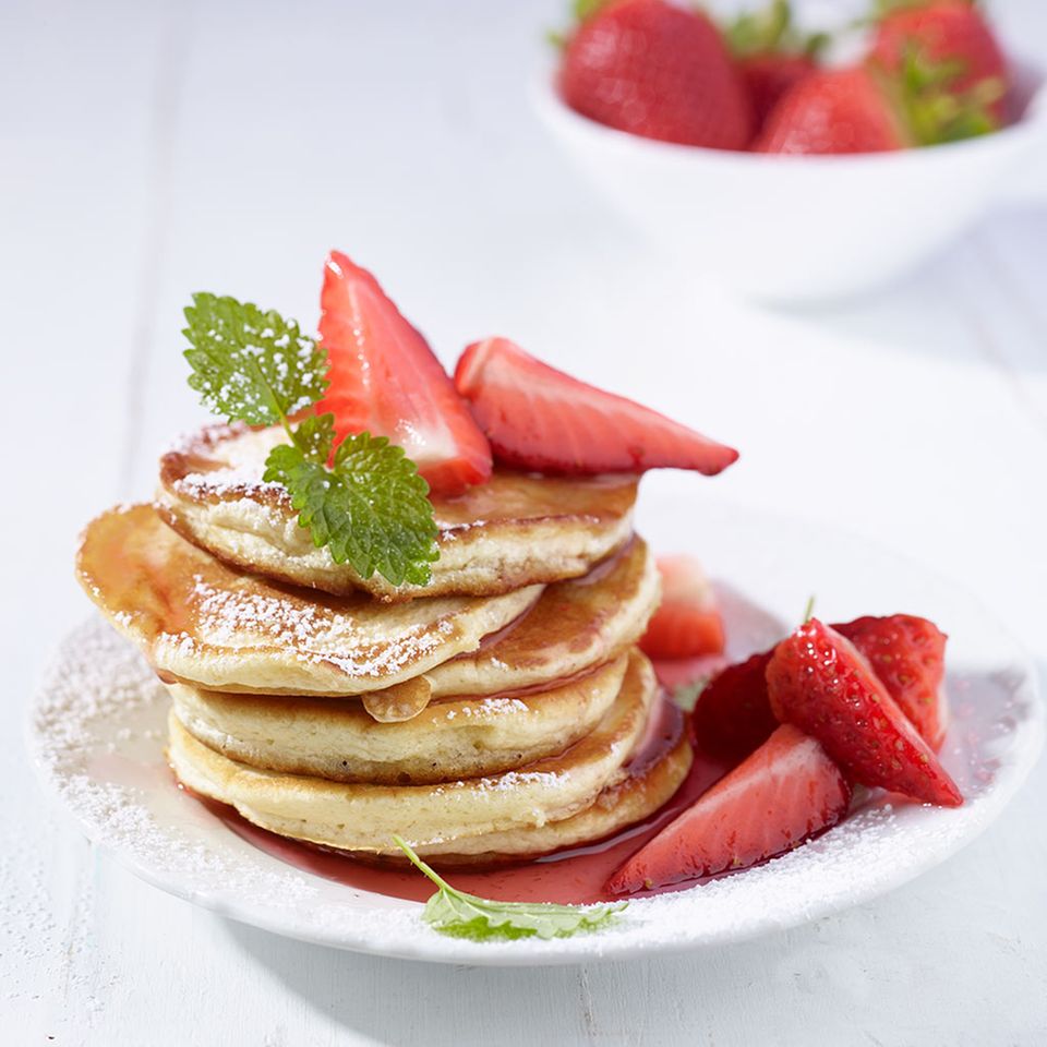 Pancakes mit marinierten Erdbeeren
