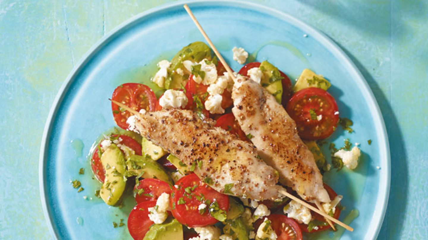 Hähnchenspieße mit Tomaten-Avocado-Salat Rezept