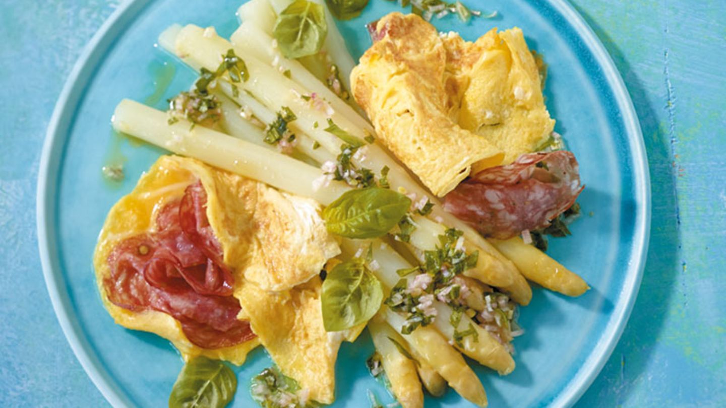 Low Carb: Spargel mit Rührei und Basilikum-Vinaigrette