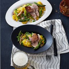 Kartoffelsalat mit Eisbein, Spargel und Erbsen