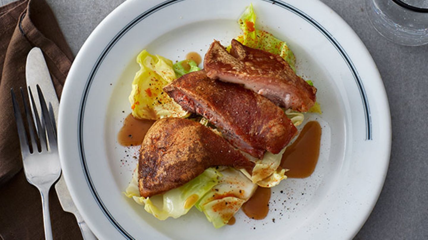 Geschmortes Schweinekinn mit Spitzkohl Rezept