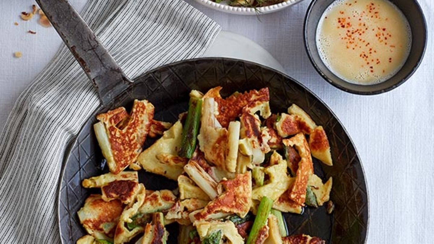 Spargel-Käse-Schmarren mit Salat Rezept