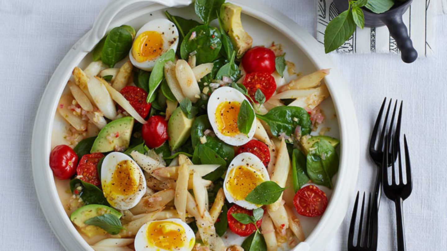Spargel-Spinat-Salat mit Reis-Erdnuss-Krusteln Rezept - [ESSEN UND TRINKEN]