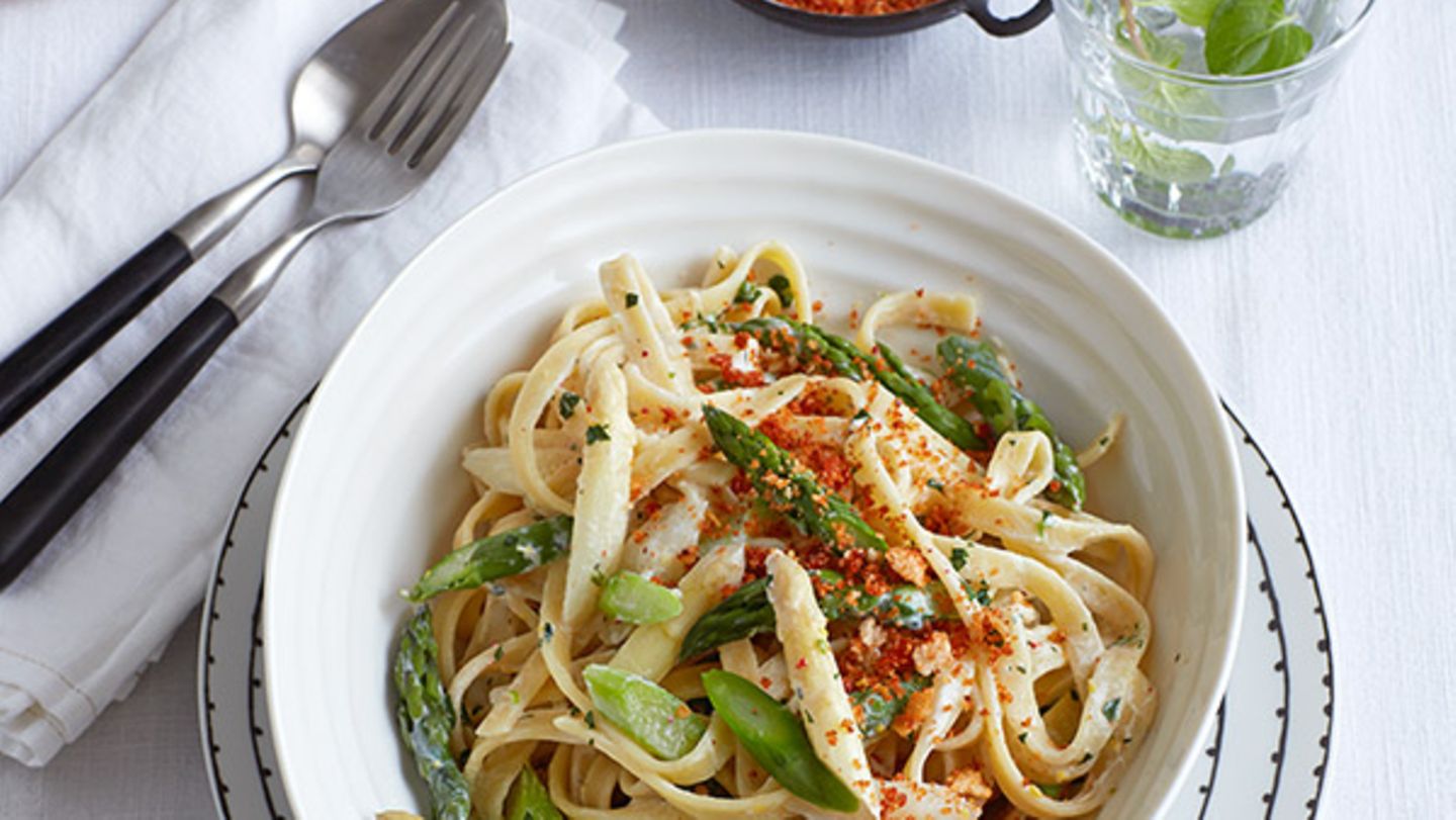 Schnelle Spargel-Pasta mit Minz-Ricotta und Tomatenbröselei – perfektes Rezept für die Spargelsaison