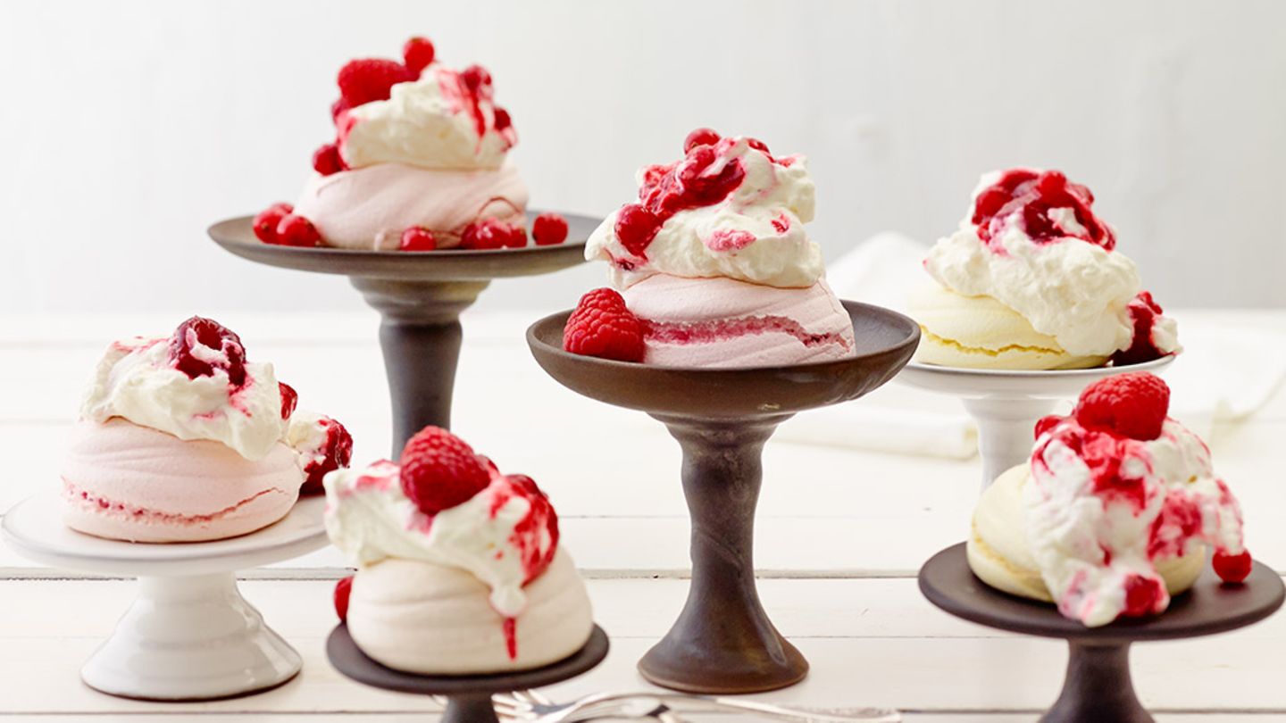 Pavlovas mit Himbeer-Johannisbeer-Sahne Rezept