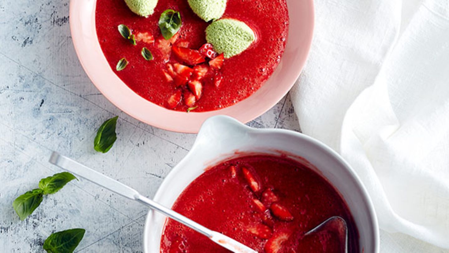 Erdbeersuppe mit Orangen-Basilikum-Mousse Rezept - [ESSEN UND TRINKEN]