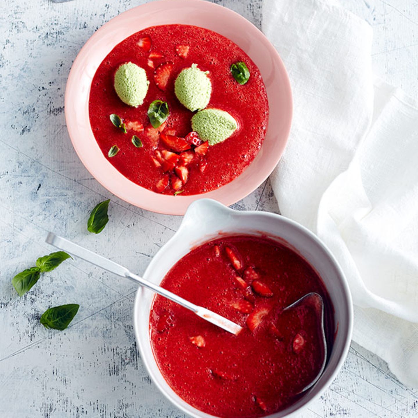 Erdbeersuppe mit Orangen-Basilikum-Mousse