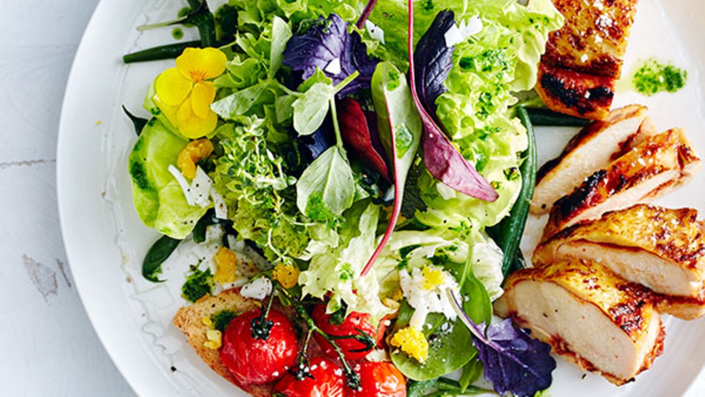 Wiesenkräutersalat mit Maispoularde Rezept