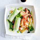 Reispapierrollen auf Salat mit Garnelen