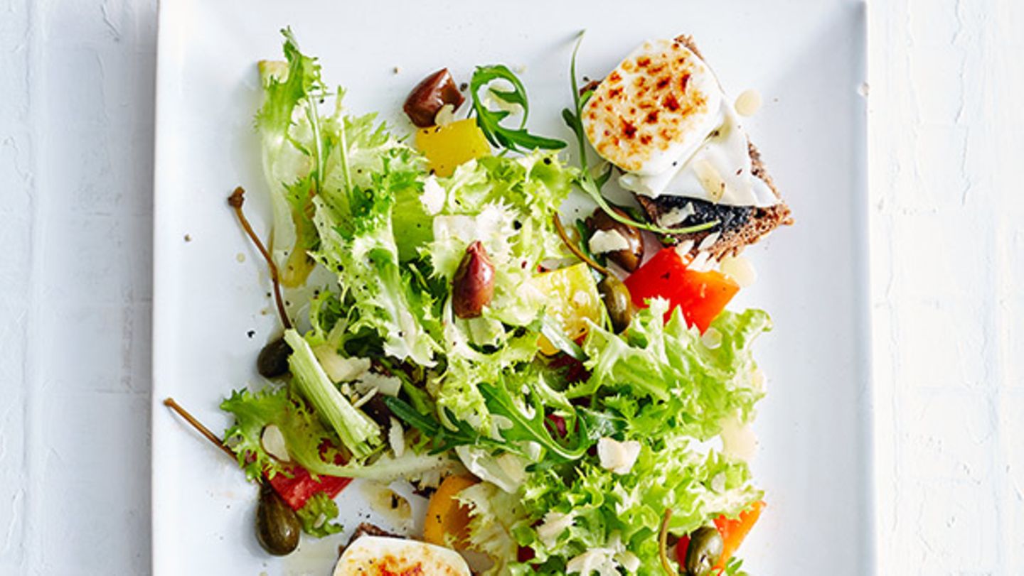 Salat mit Ziegenkäse-Crostini, Kapernäpfeln und Oliven Rezept