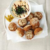 Falafel: Die beliebten Orient-Knödel werden aus einem Teig aus getrockneten eingeweichten Kichererbsen gemacht.