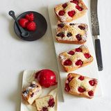 Financiers (Goldbarrenküchlein) mit Himbeeren