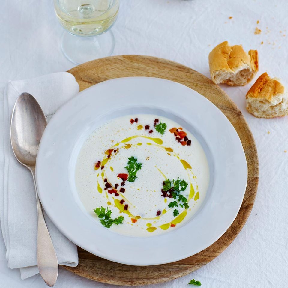 Parmesan-Suppe mit Chorizo und Aprikosen