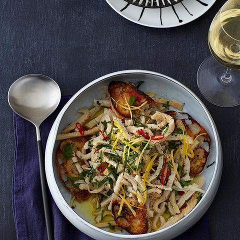 Kalbskuttelsalat mit Zitrone, Chili und Petersilie