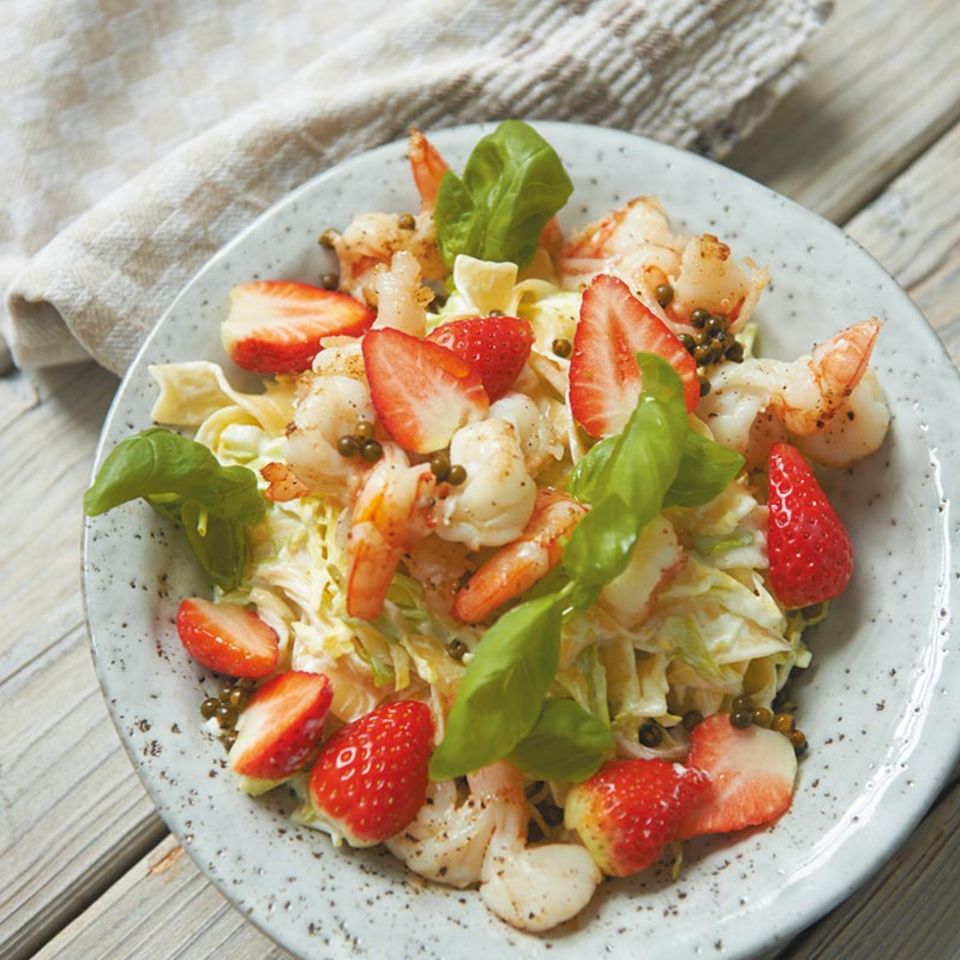 Spitzkohl-Nudel-Salat  mit Erdbeeren