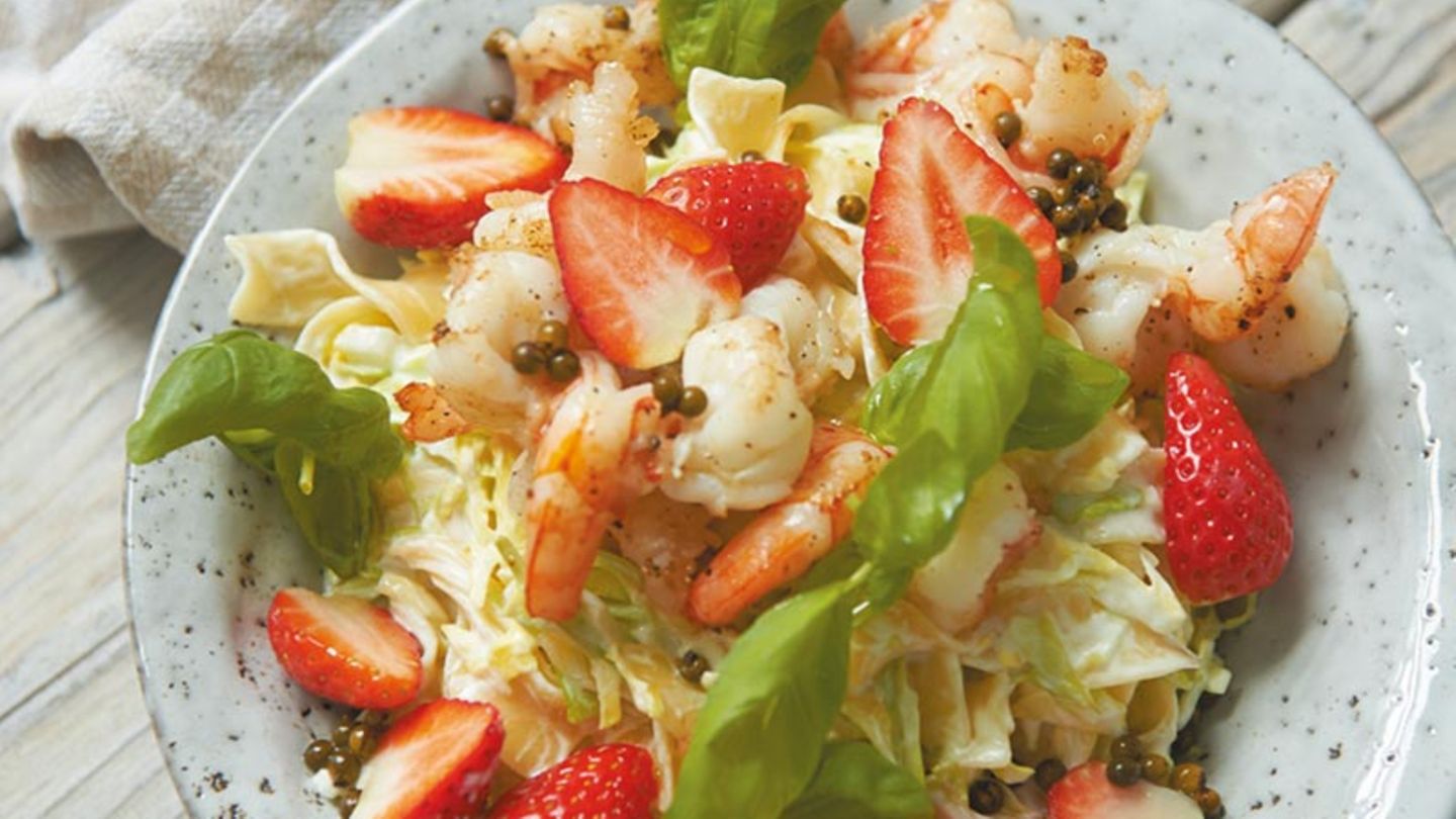 Spitzkohl-Nudel-Salat mit Erdbeeren