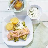 Lachs mit Zucchini und Dillcreme