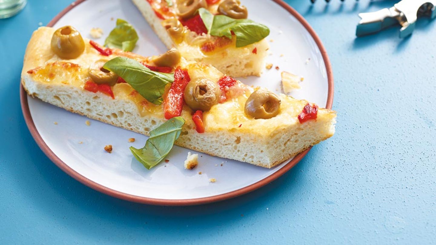 Focaccia mit Paprika und Oliven Rezept