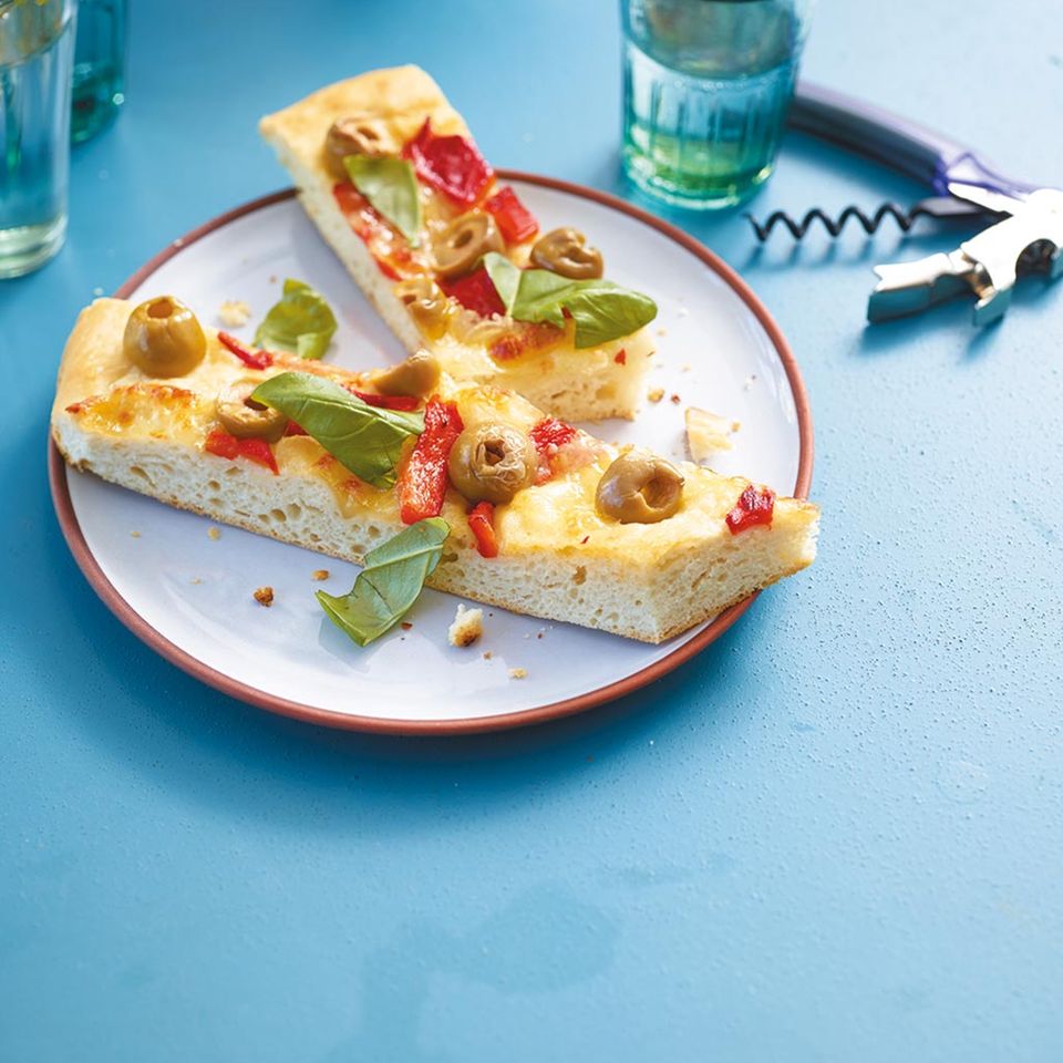 Focaccia mit Paprika und Oliven