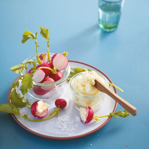 Radieschen mit Butter und Meersalz