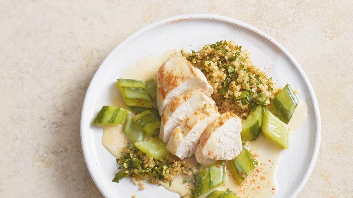 Hähnchenbrust mit Gurkenrahm und Bulgur Rezept