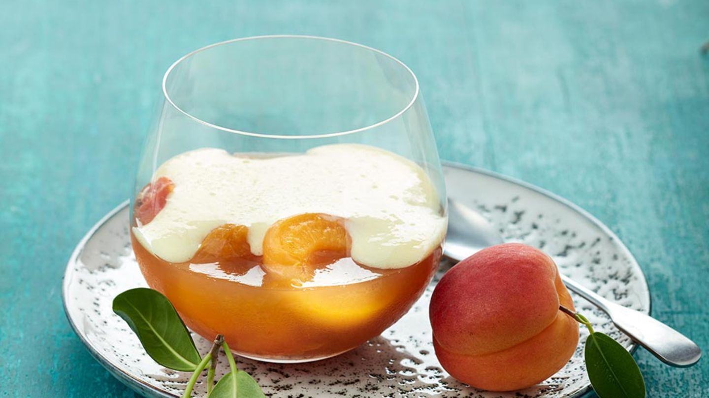 Aprikosen-Götterspeise mit Holunderblüten-Sabayon Rezept