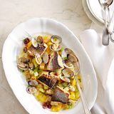 Muscheln und Wolfsbarsch mit Paprika und Dill