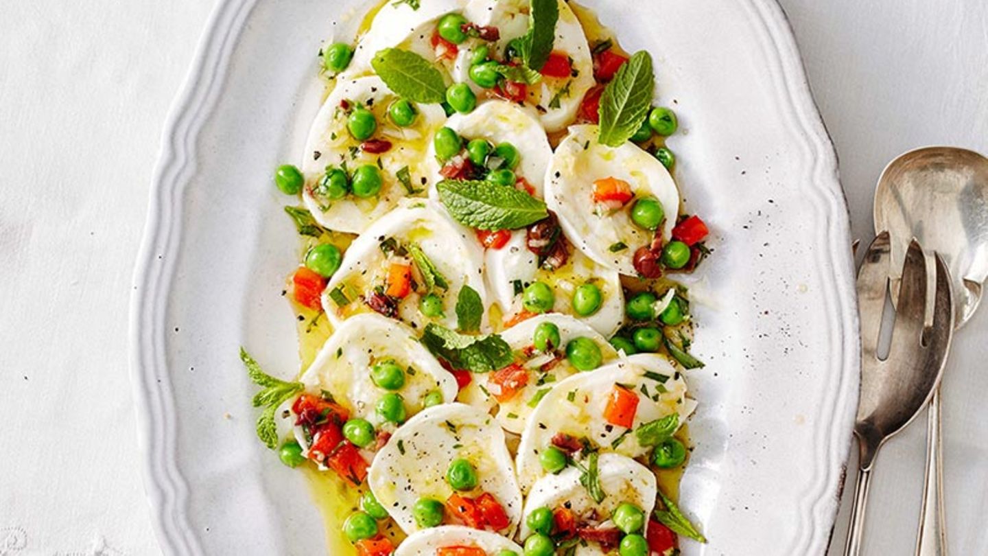 Mozzarella-Carpaccio mit Erbsen-Paprika-Vinaigrette Rezept