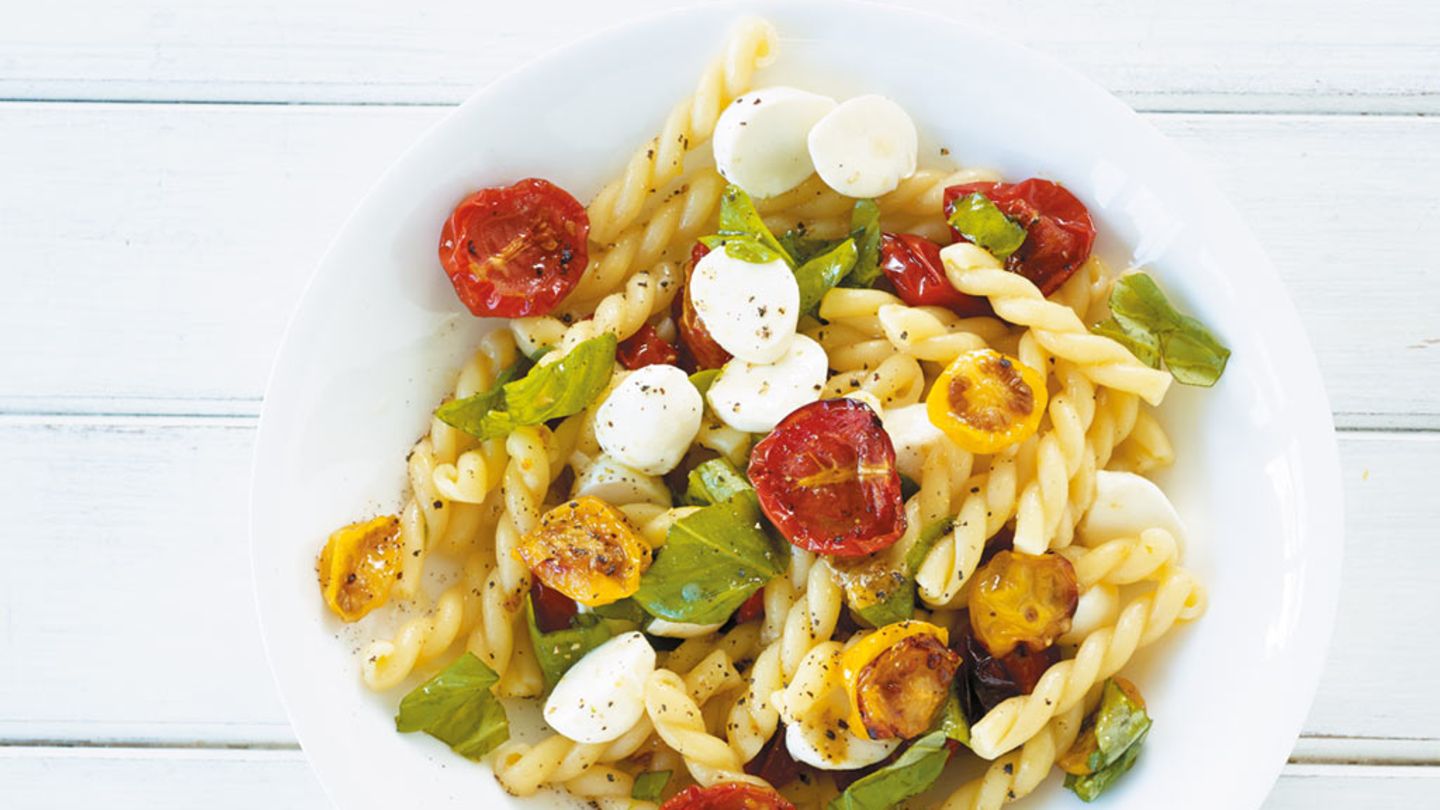 Lauwarme Nudeln mit Ofentomaten Rezept