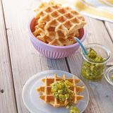 Käse-Waffeln mit Kiwi-Salsa