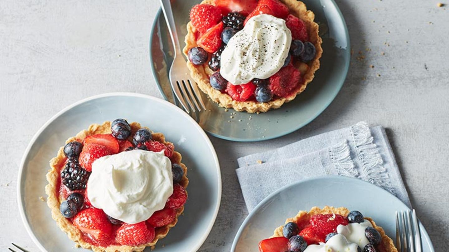 Obsttörtchen mit Schlagsahne Rezept