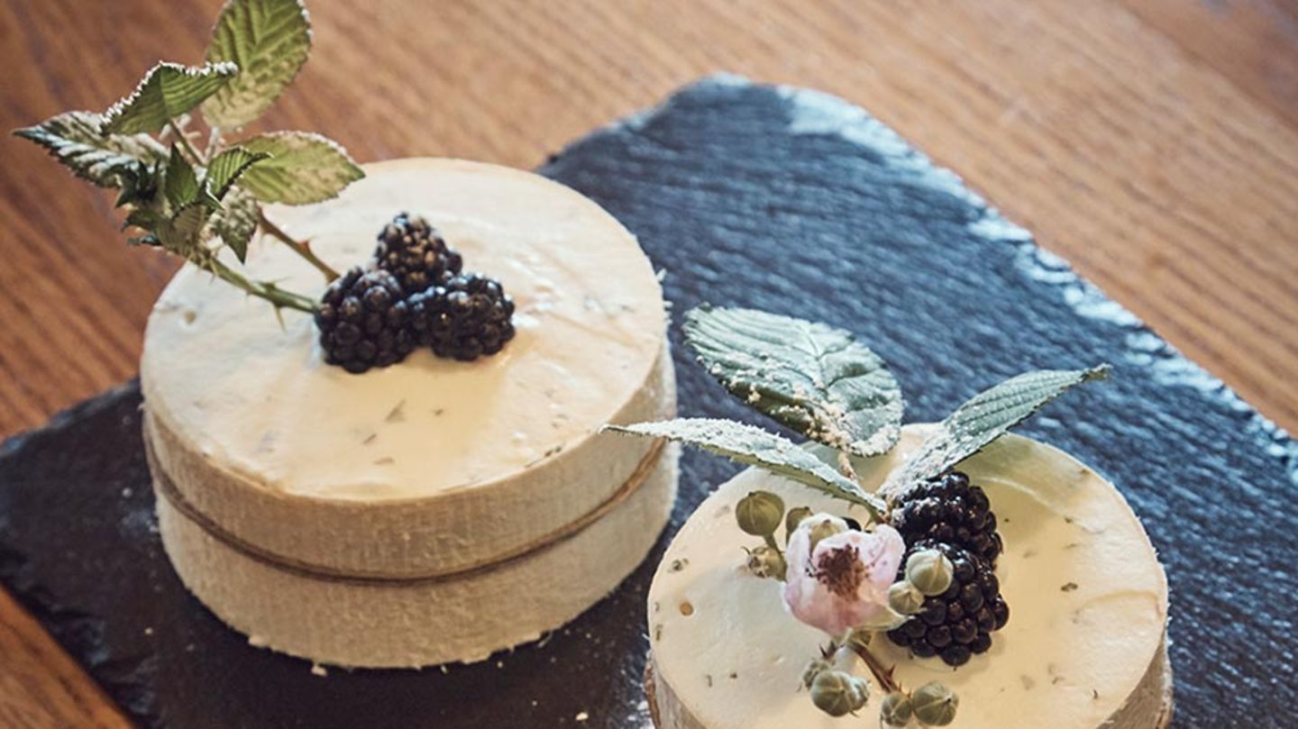 Brombeer-Sorbet-Törtchen mit Verbenensahne Rezept - [ESSEN UND TRINKEN]