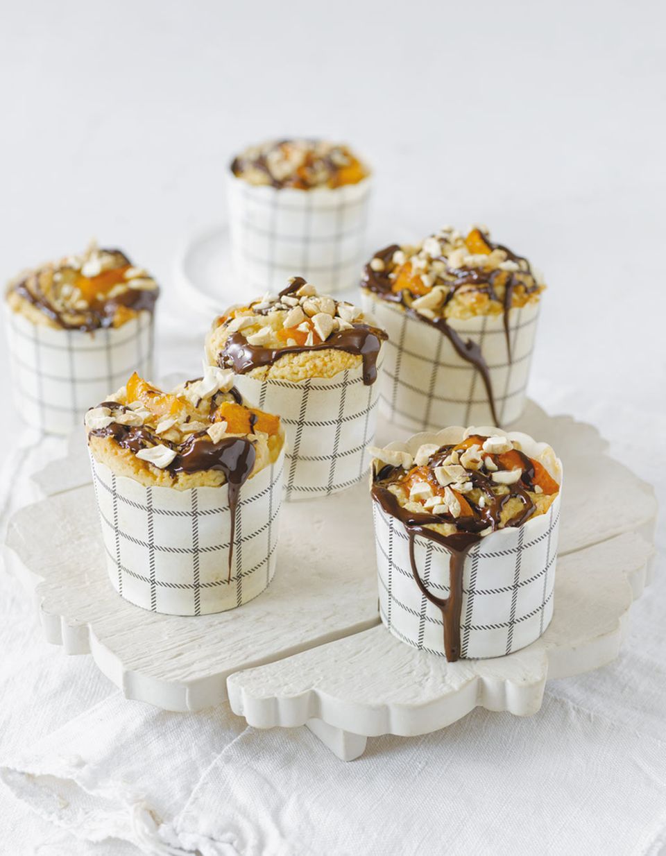 Selbstgemachte Aprikosen-Muffins sind der Hit auf jeder Kaffeetafel Selbstgemachte Aprikosen-Muffins sind der Hit auf jeder Kaffeetafel
